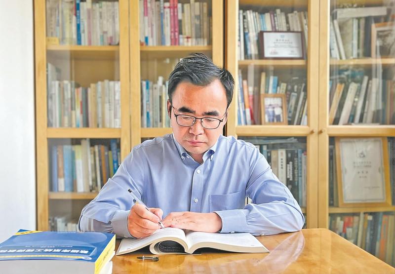 榜樣 | 陳天偉 :深耕教學“責任田” 畫好新時代育人“同心圓”