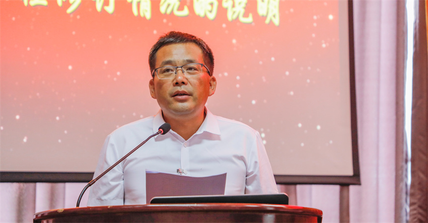 吳迎華作學校章程修訂情況的說明